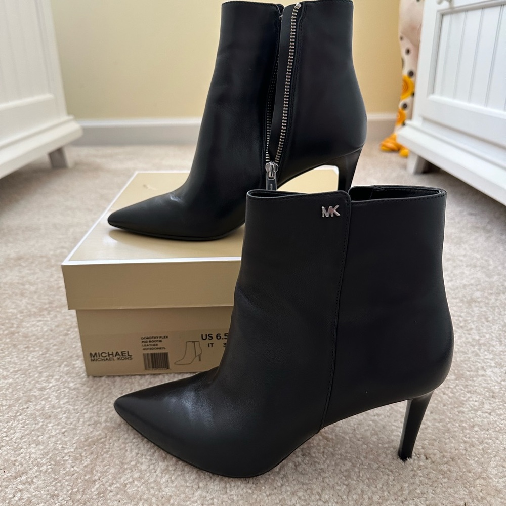 Michael Michael Kors Dorothy Flex Leather Ankle Boot Sz 6.5